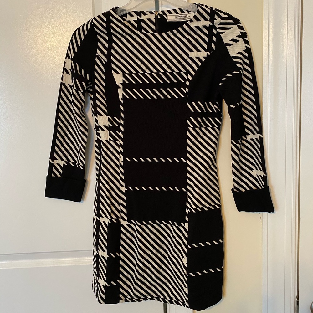 Black and white dress. Practically New hardly worn